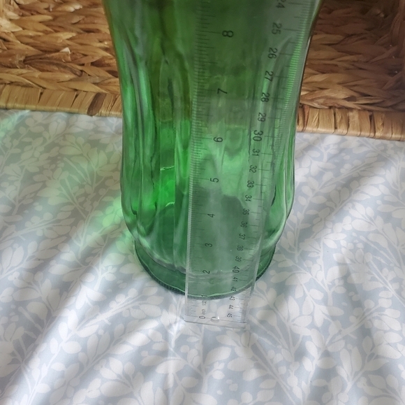 VINTAGE MCM Emerald Green Hoosier Glass Vase9" tall. - Picture 6 of 7